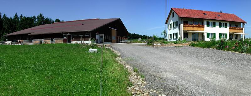 Biogas-Anlage - Scheune - Wohnhaus - Weide